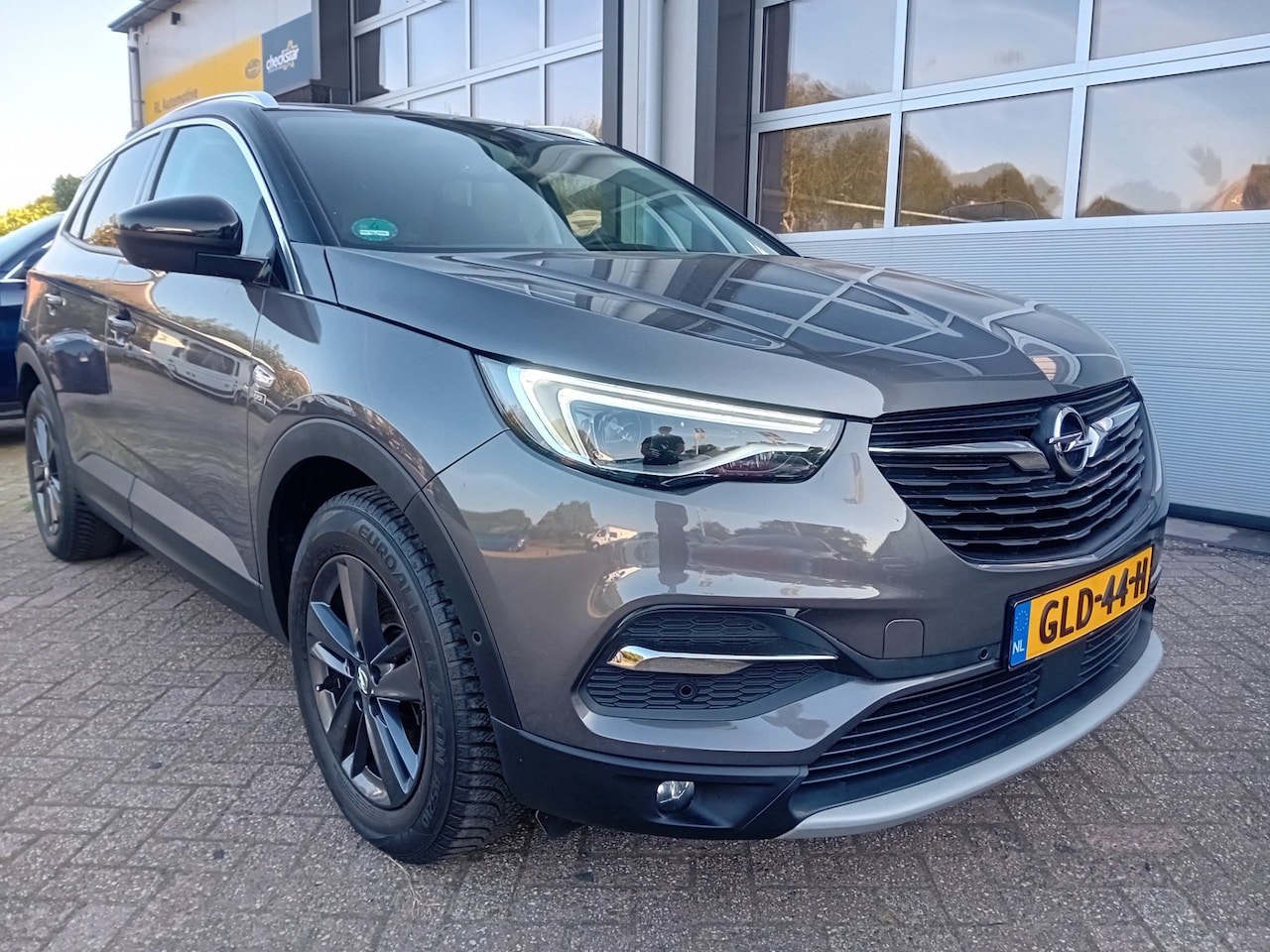 Opel Grandland X - 1.2 Turbo Business Executive - Trehaak - LED - AutoWereld.nl