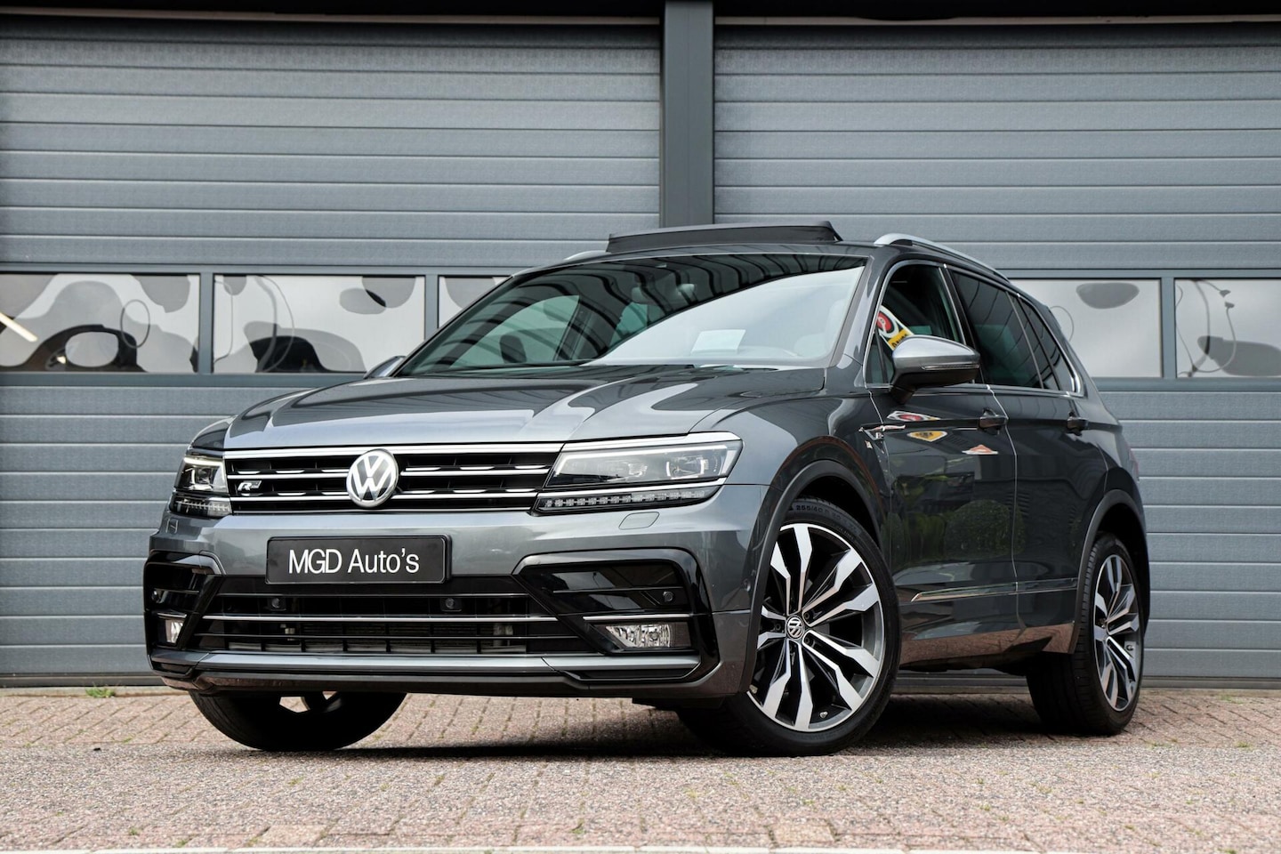 Volkswagen Tiguan - 2.0 TSI 4Motion 2x R-Line /LED/PANODAK/KEYLESS/CAMERA/CARPLAY/STOELVERW.! - AutoWereld.nl