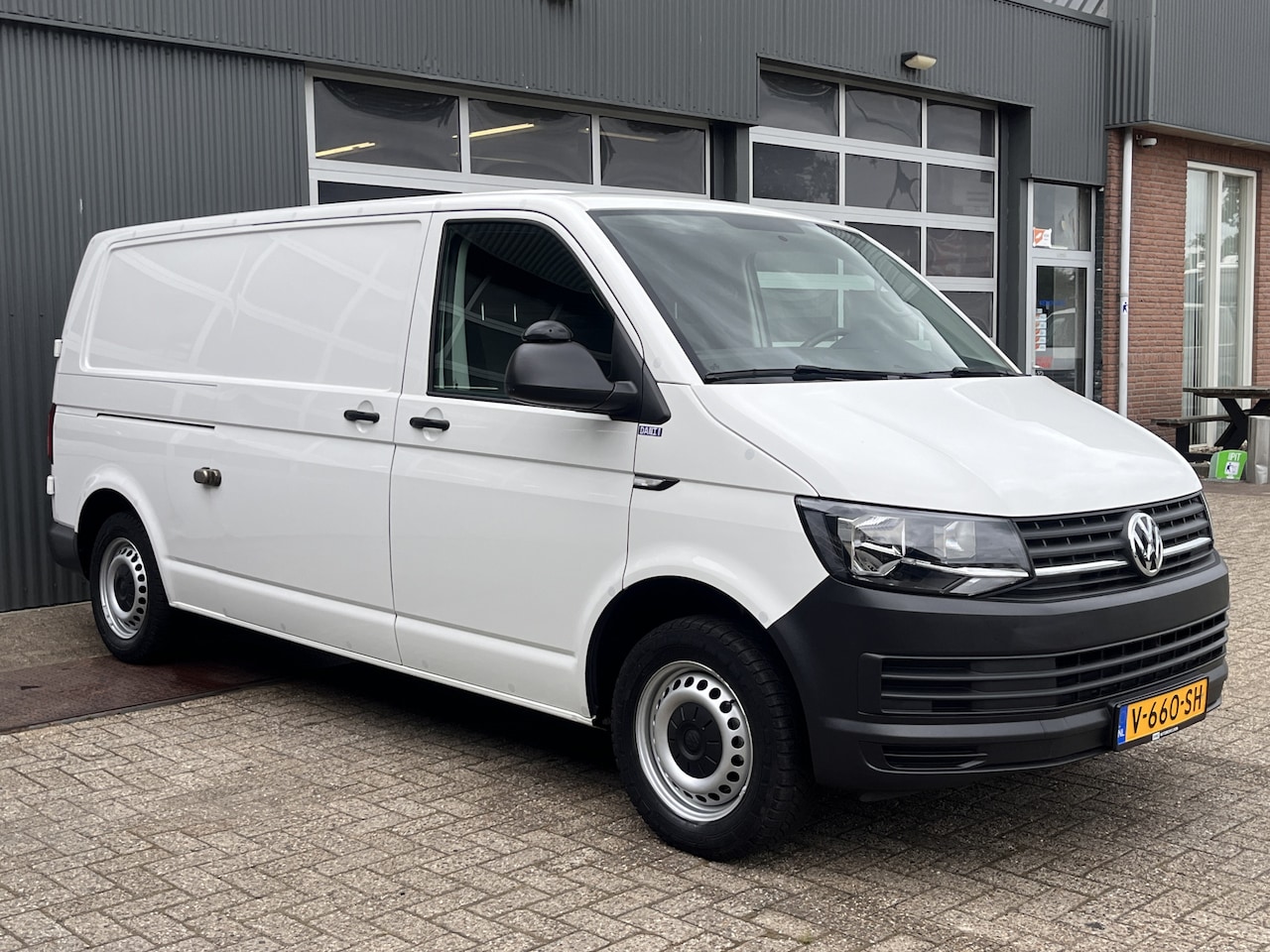 Volkswagen Transporter - 2.0 TDI L2H1 Airco Cruise controle Kastinrichting Laderkast Parkeersensoren achter Telefoo - AutoWereld.nl