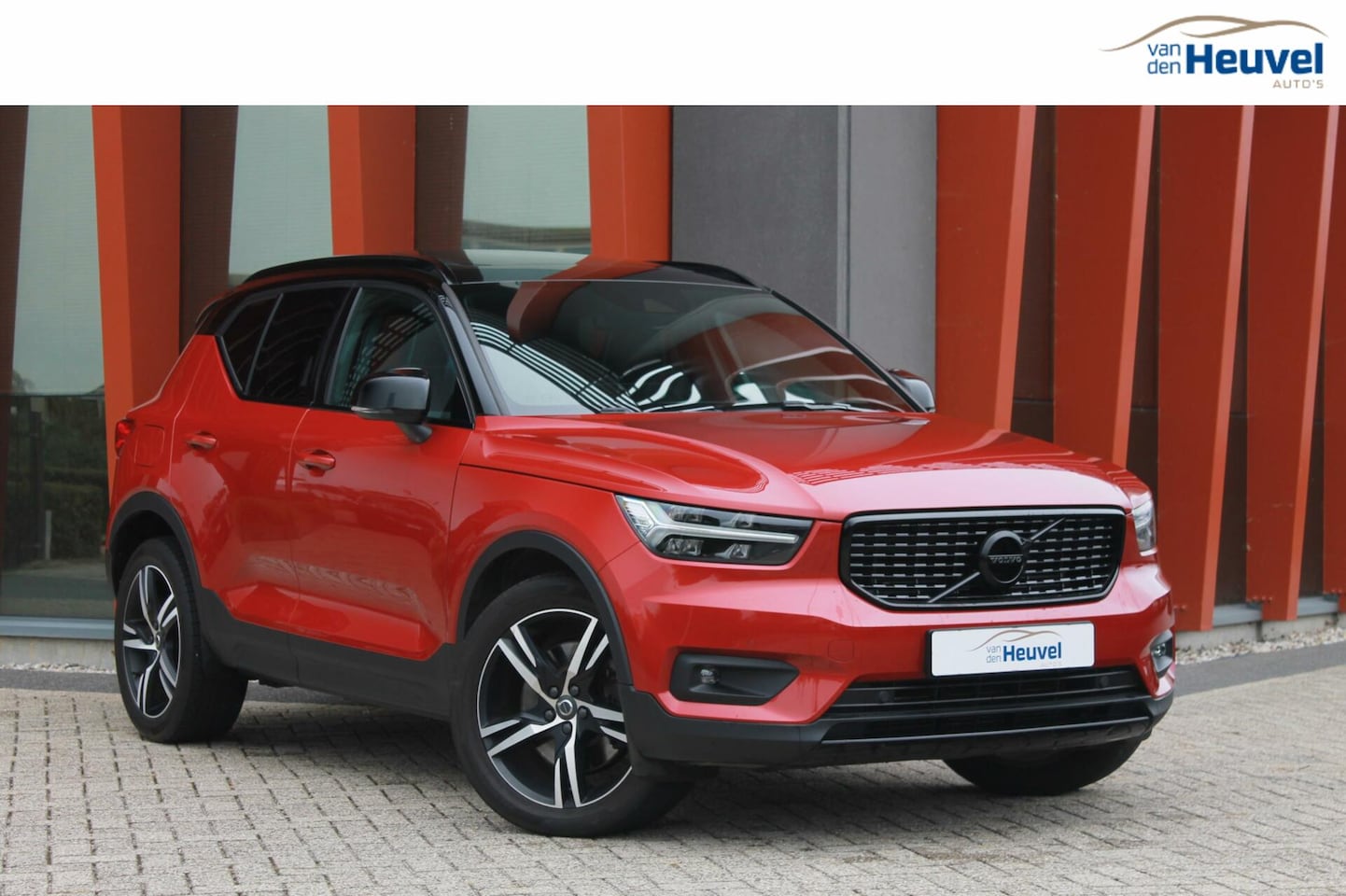 Volvo XC40 - T5 Recharge R-Design | Panoramadak | Stoelverwarming | Parkeercamera | Keyless | Glossy Bl - AutoWereld.nl