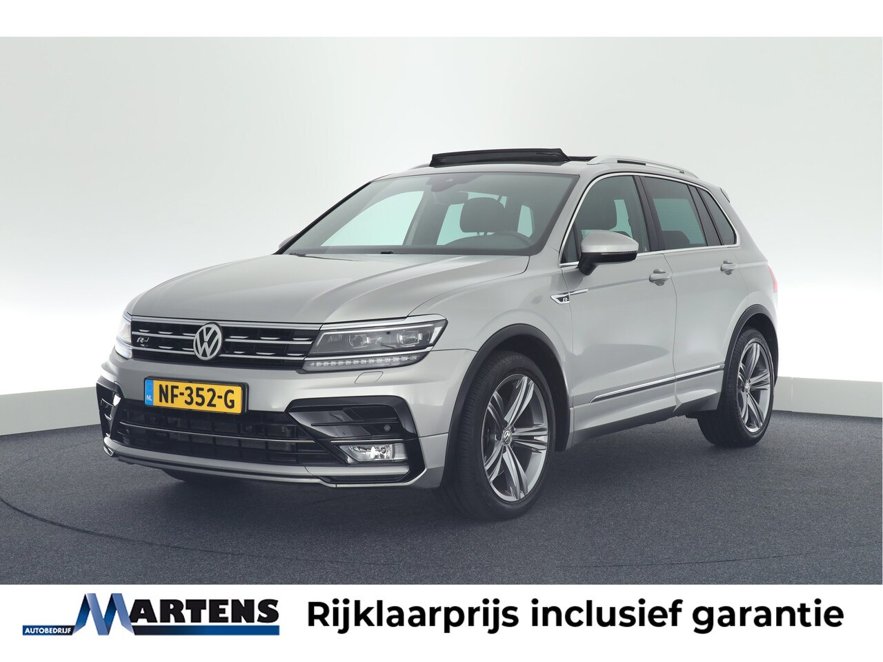 Volkswagen Tiguan - 2.0 TSI 180pk DSG 4Motion 2x R-Line Trekhaak Virtual Cockpit Keyless Panoramadak Navigatie - AutoWereld.nl