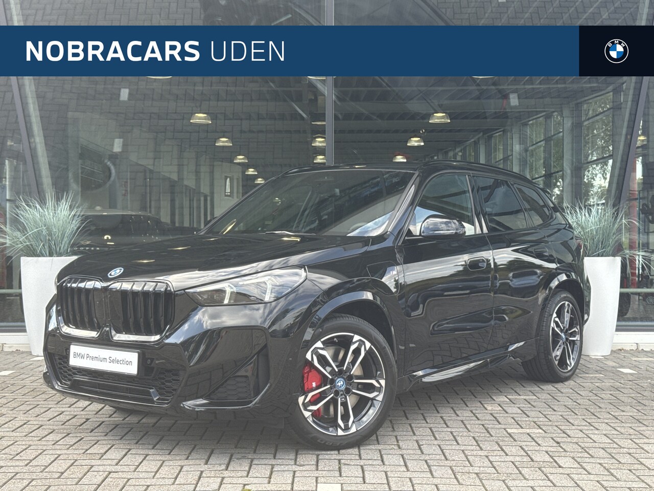 BMW X1 - xDrive25e M Sport Automaat / Panoramadak / Trekhaak / Sportstoelen / M Adaptief onderstel - AutoWereld.nl