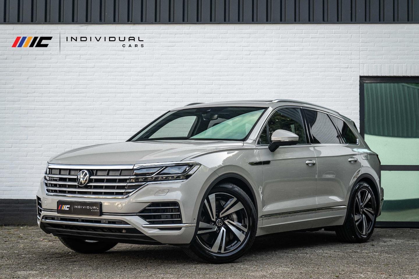 Volkswagen Touareg - Elegance 3.0 V6 TSI eHybrid 462pk Puglia DynAudio - AutoWereld.nl