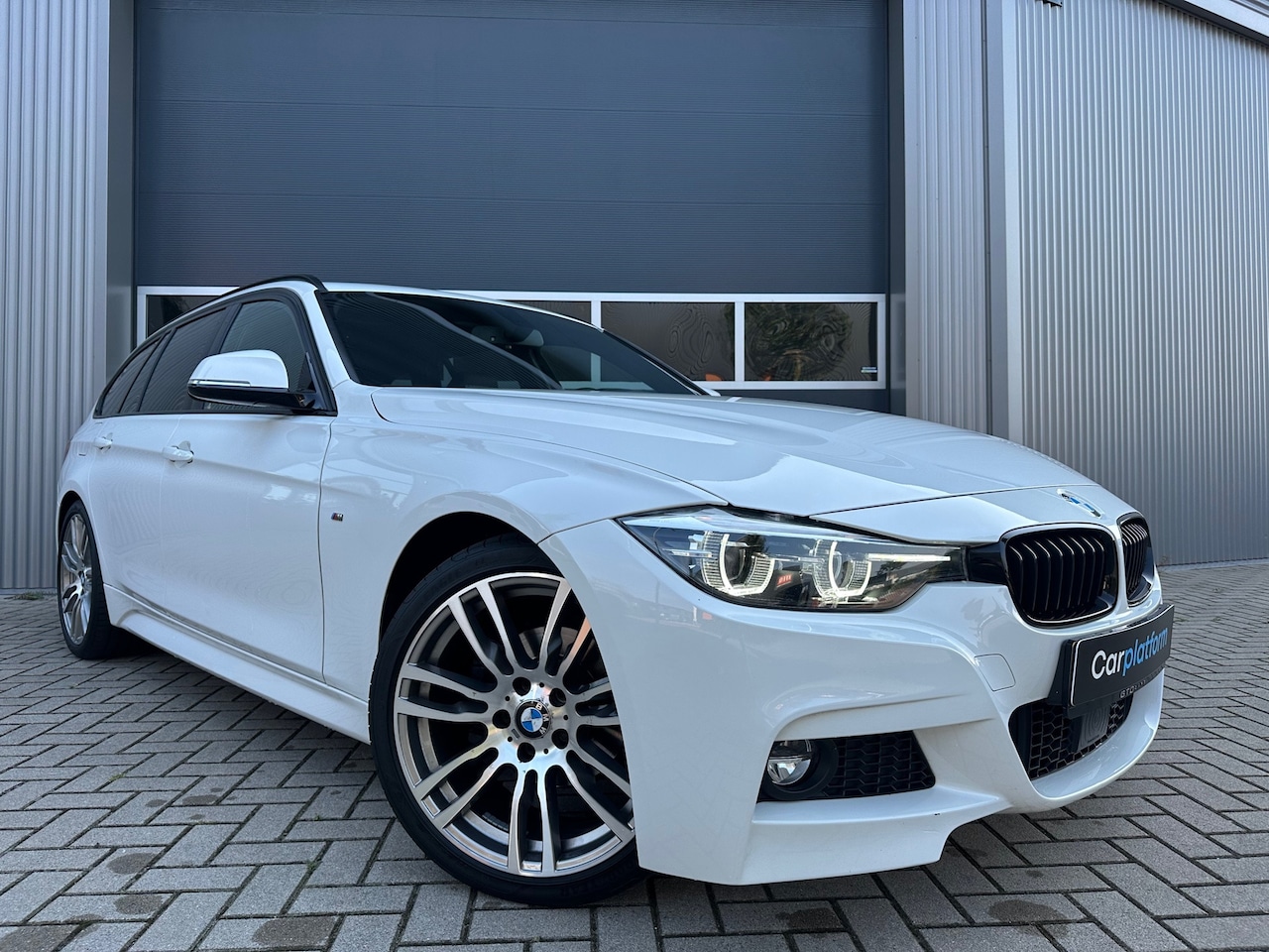 BMW 3-serie Touring - 320i Edition M Sport Shadow Executive | CarPlay | BTW | Lane Assist | Xenon | Verwarmde ac - AutoWereld.nl