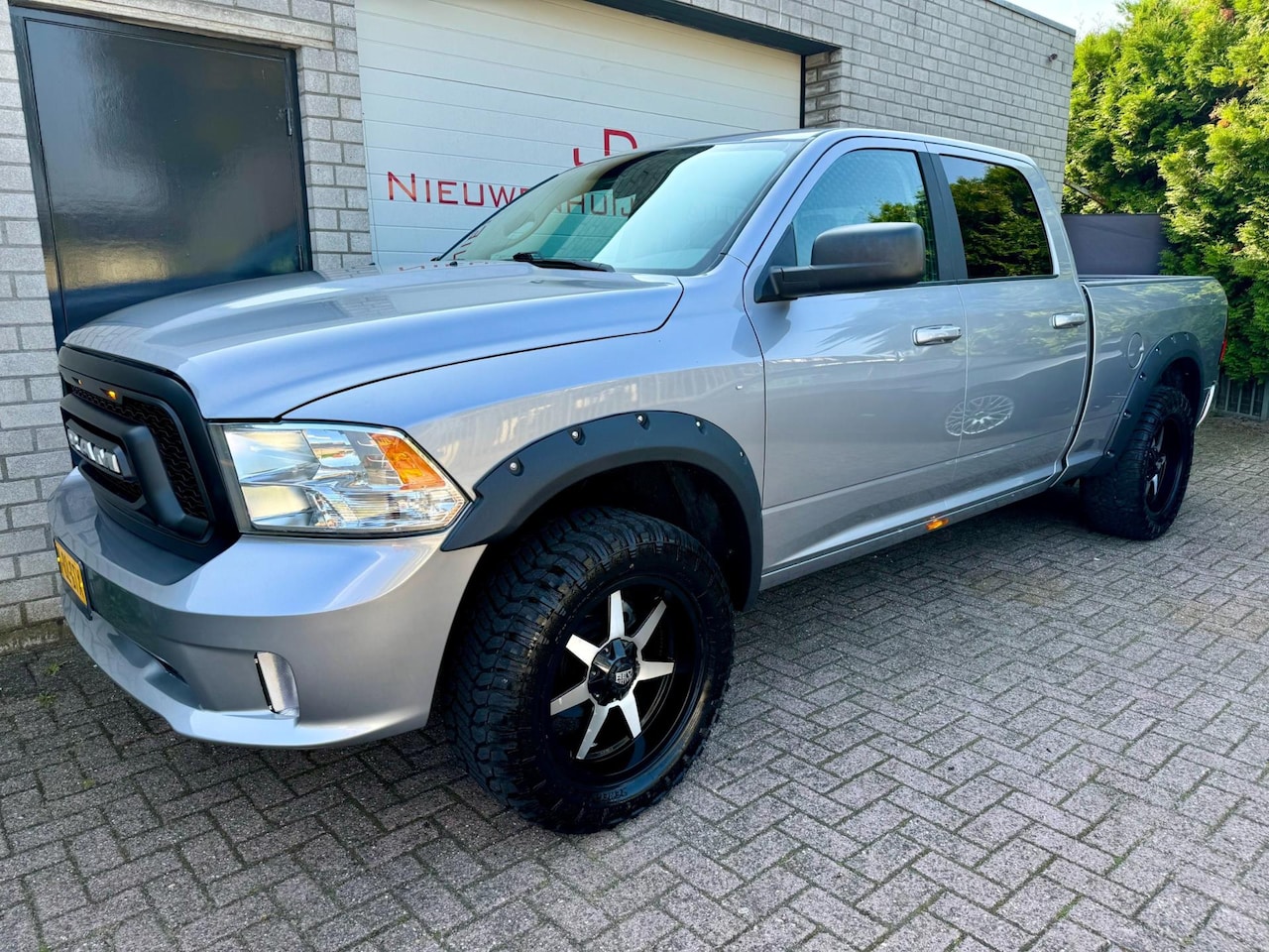 Dodge Ram 1500 - 5.7 V8 4x4 Crew Cab 5.7 V8 4x4 Crew Cab, 116.444km, Rebel look! Verhoogd en verbreedt! - AutoWereld.nl