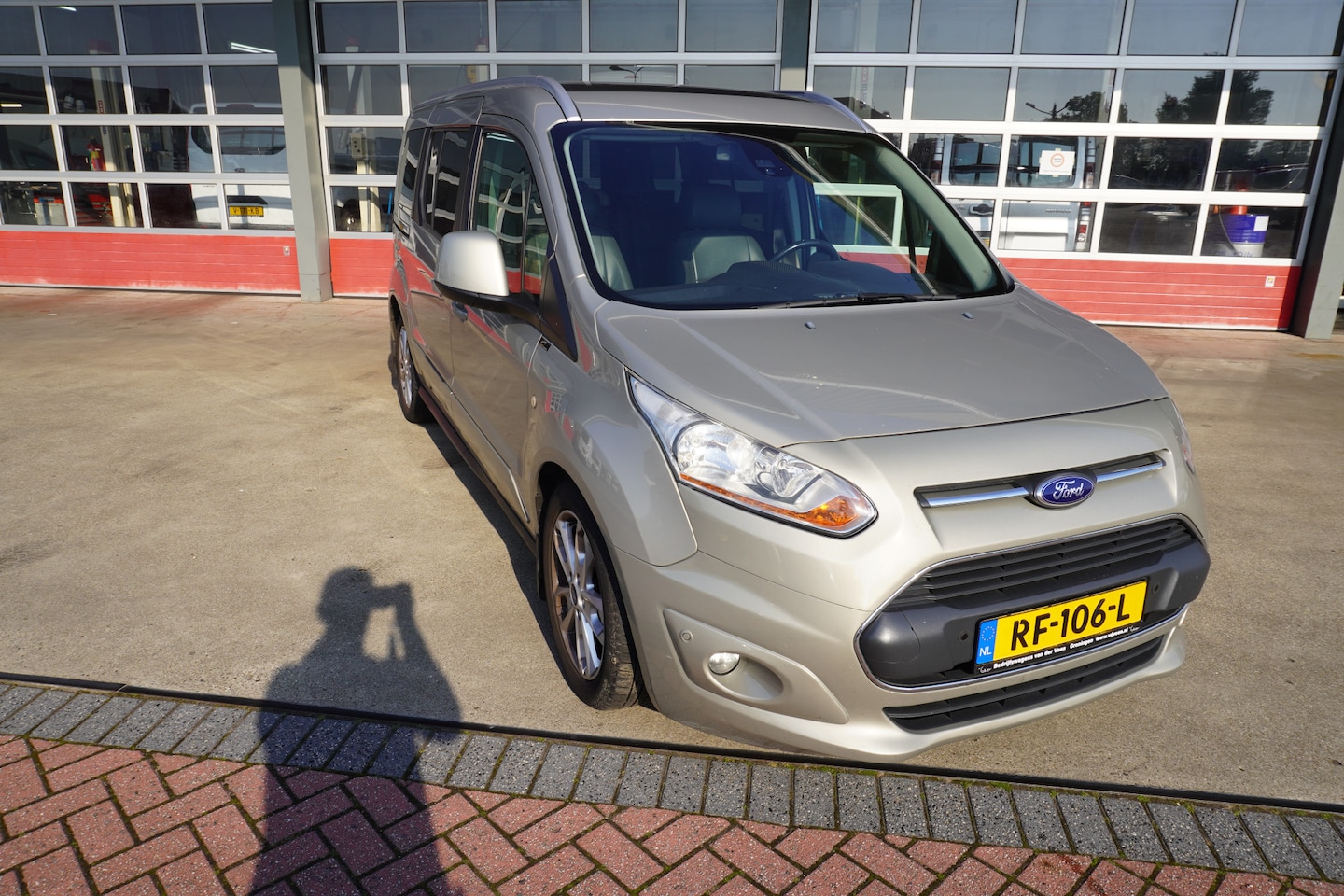 Ford Tourneo Connect Grand - 1.6 TDCi 96pk Titanium 7pers Leer/clima controle/camera - AutoWereld.nl