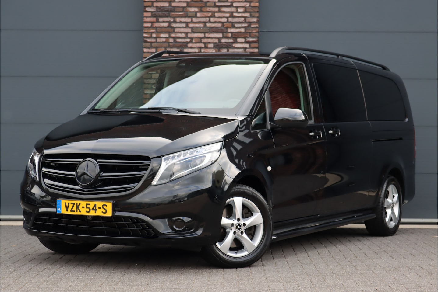 Mercedes-Benz Vito - 119 CDI 4X4 Extra Lang DC Comfort Aut9 | Trekhaak | Camera | Leder | Dodehoekassistent | S - AutoWereld.nl