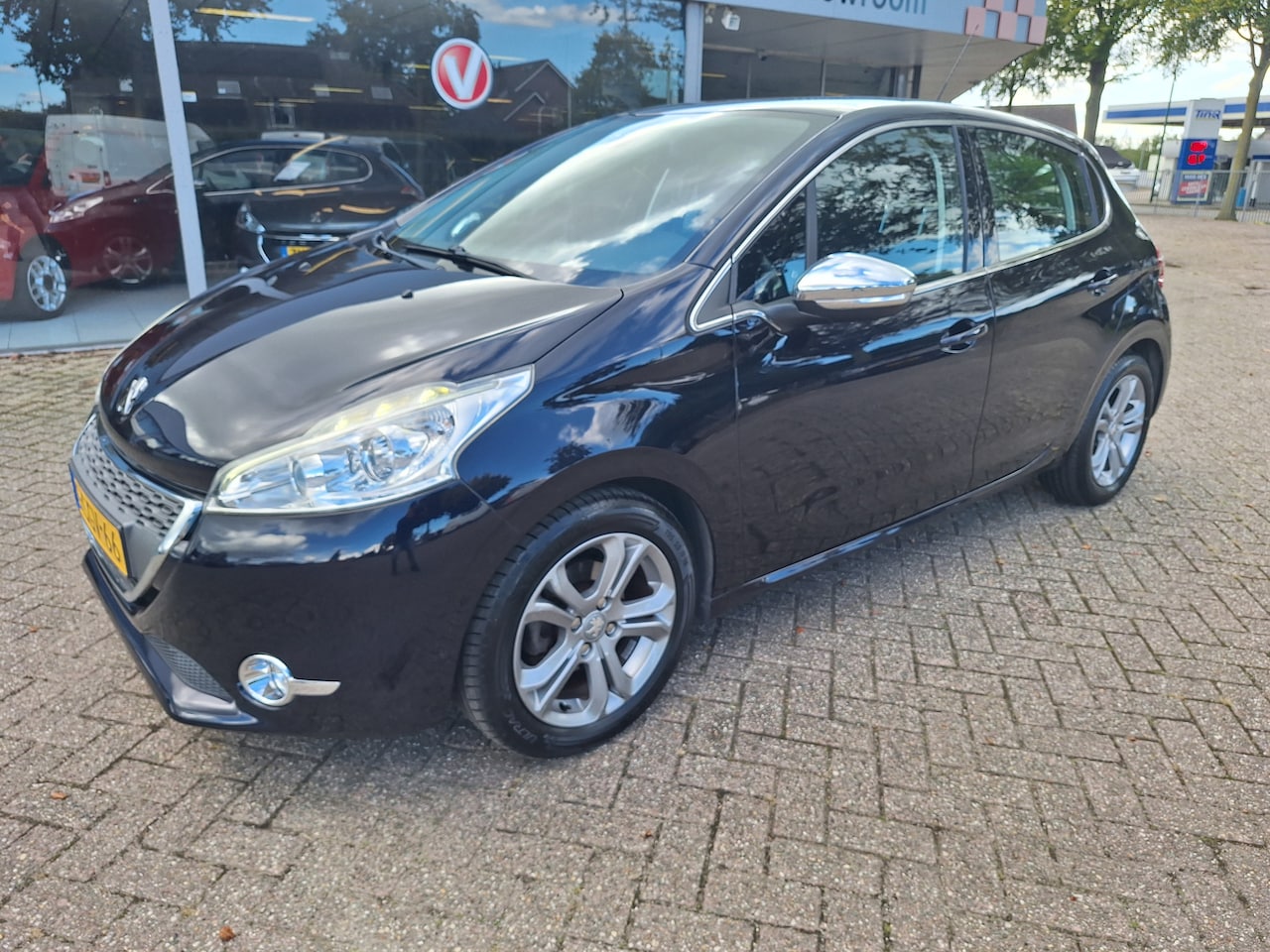 Peugeot 208 - 1.2 VTi Allure NAVI - CLIMATRONIC - CRUISE CONTROL - SPORT VELGEN - LAGE KILOMETERSTAND - AutoWereld.nl