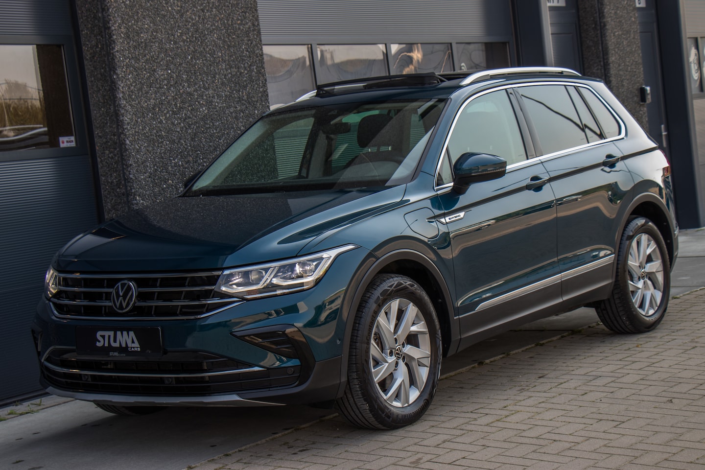 Volkswagen Tiguan - 1.4 TSI eHybrid Business+ | PHEV | 245 PK | Pano | Virtual | IQ Light | Camera | Keyless | - AutoWereld.nl