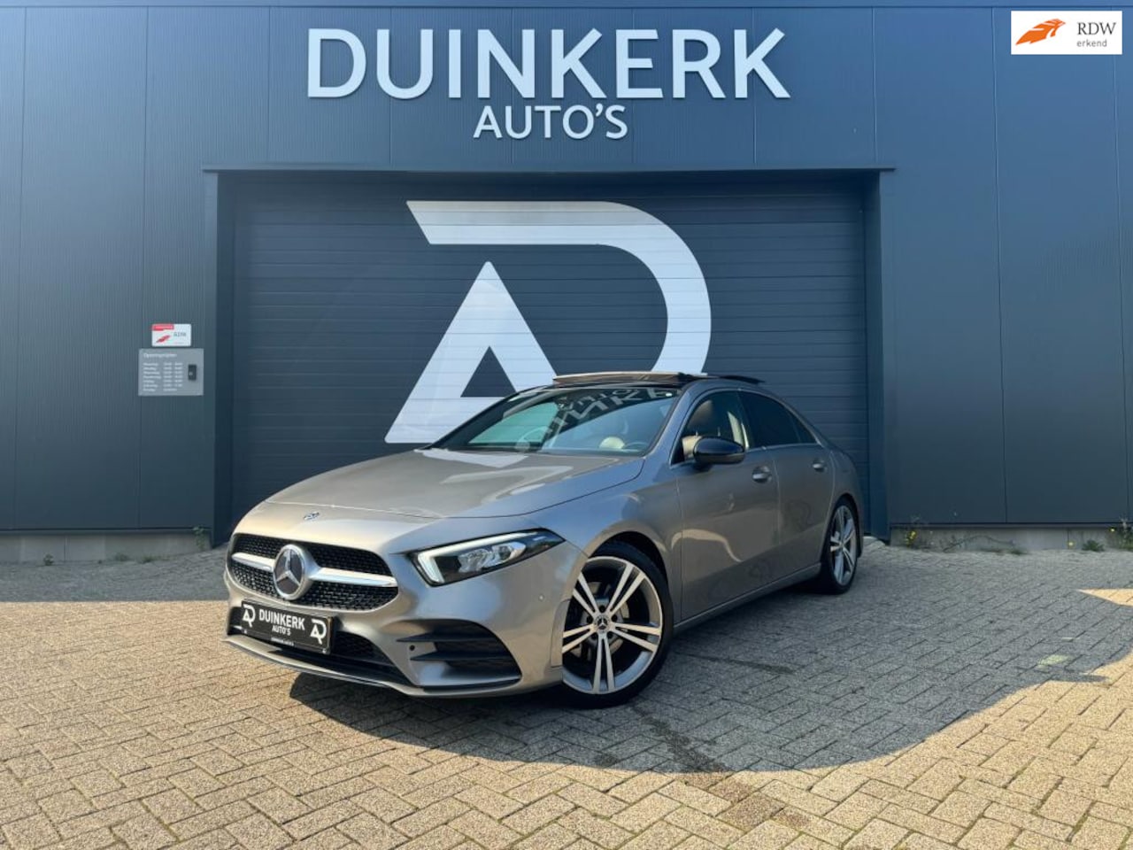 Mercedes-Benz A-klasse - 200 Launch Edition Premium Plus | Pano | Adaptive Cruise | Lane-assist | Carplay | Ambient - AutoWereld.nl