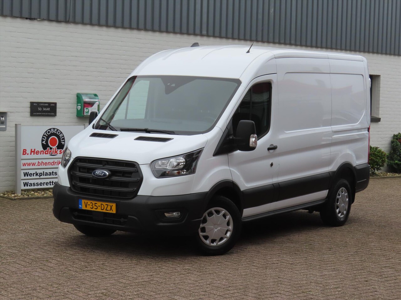 Ford Transit - GB 350 L2H2 TDCi 105pk FWD Trend/ Trekhaak met 2500KG trekgewicht/ Parkeersensoren V+A/ DA - AutoWereld.nl