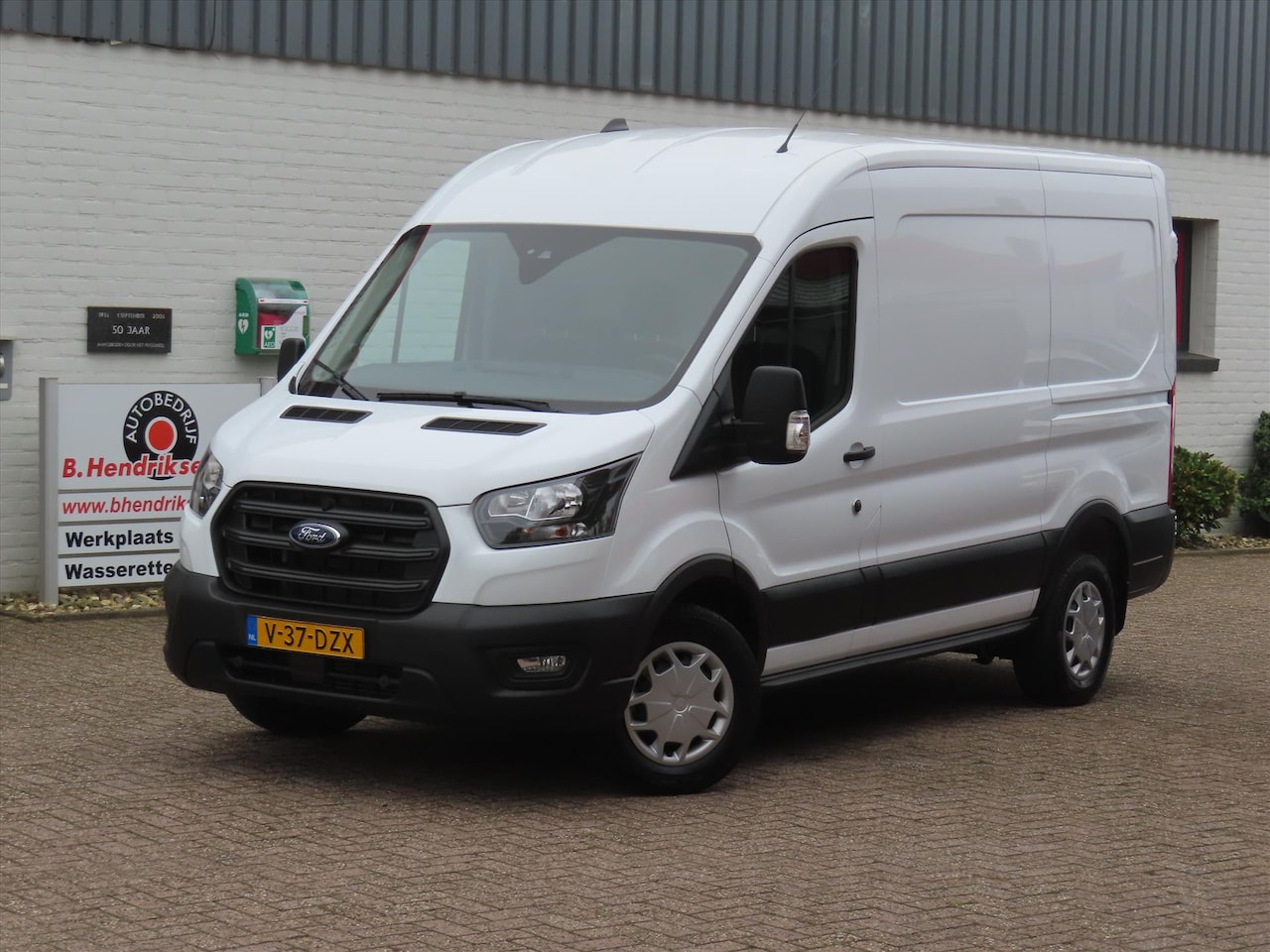 Ford Transit - GB 350 L2H2 TDCi 105pk FWD Trend/ Trekhaak met 2500KG trekgewicht/ Parkeersensoren V+A/ DA - AutoWereld.nl