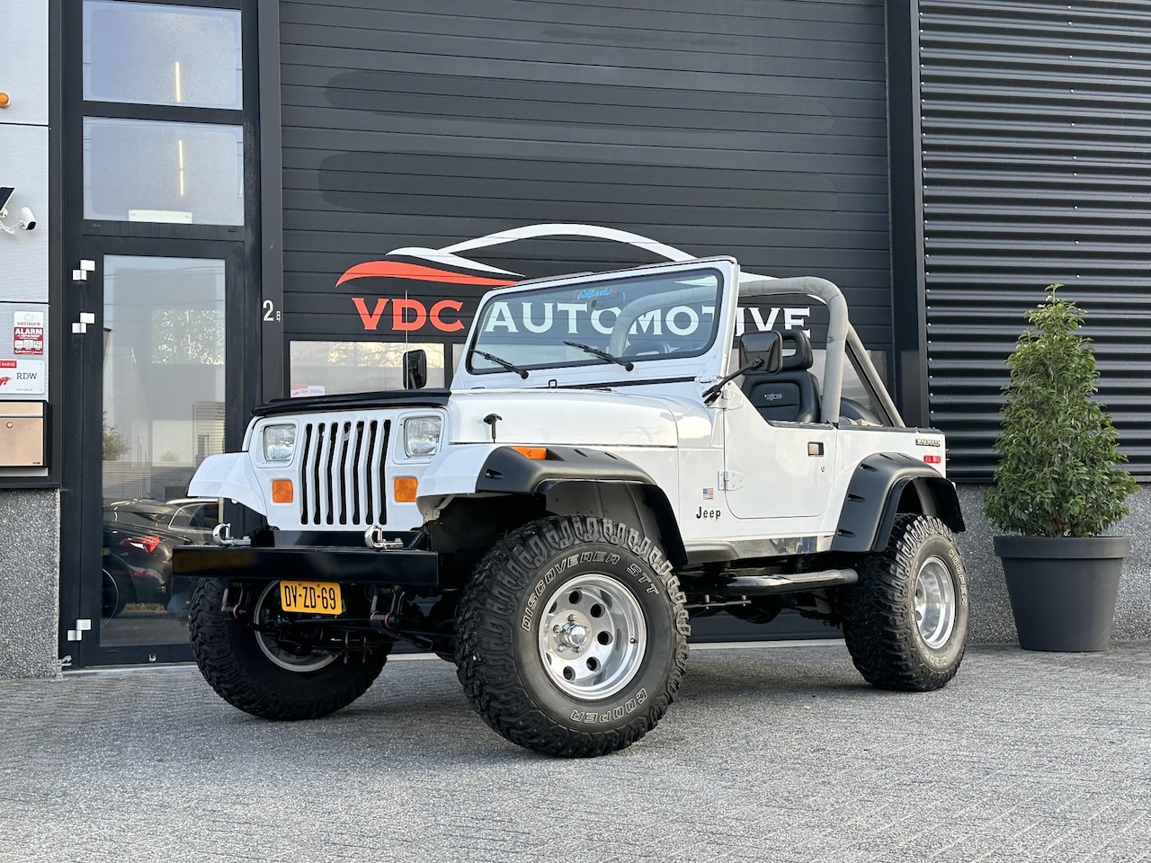 Jeep Wrangler - 4.0i Softtop Volledig Gerestaureerd! | Leder | Zeer Netjes! - AutoWereld.nl