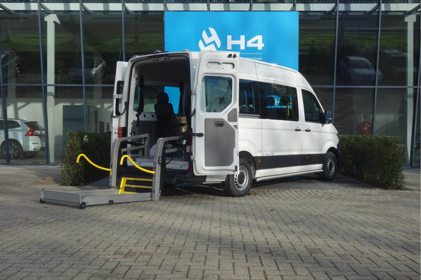 Volkswagen Crafter - e-Crafter L3H3 36 kWh Rolstoelbus + Lift - AutoWereld.nl