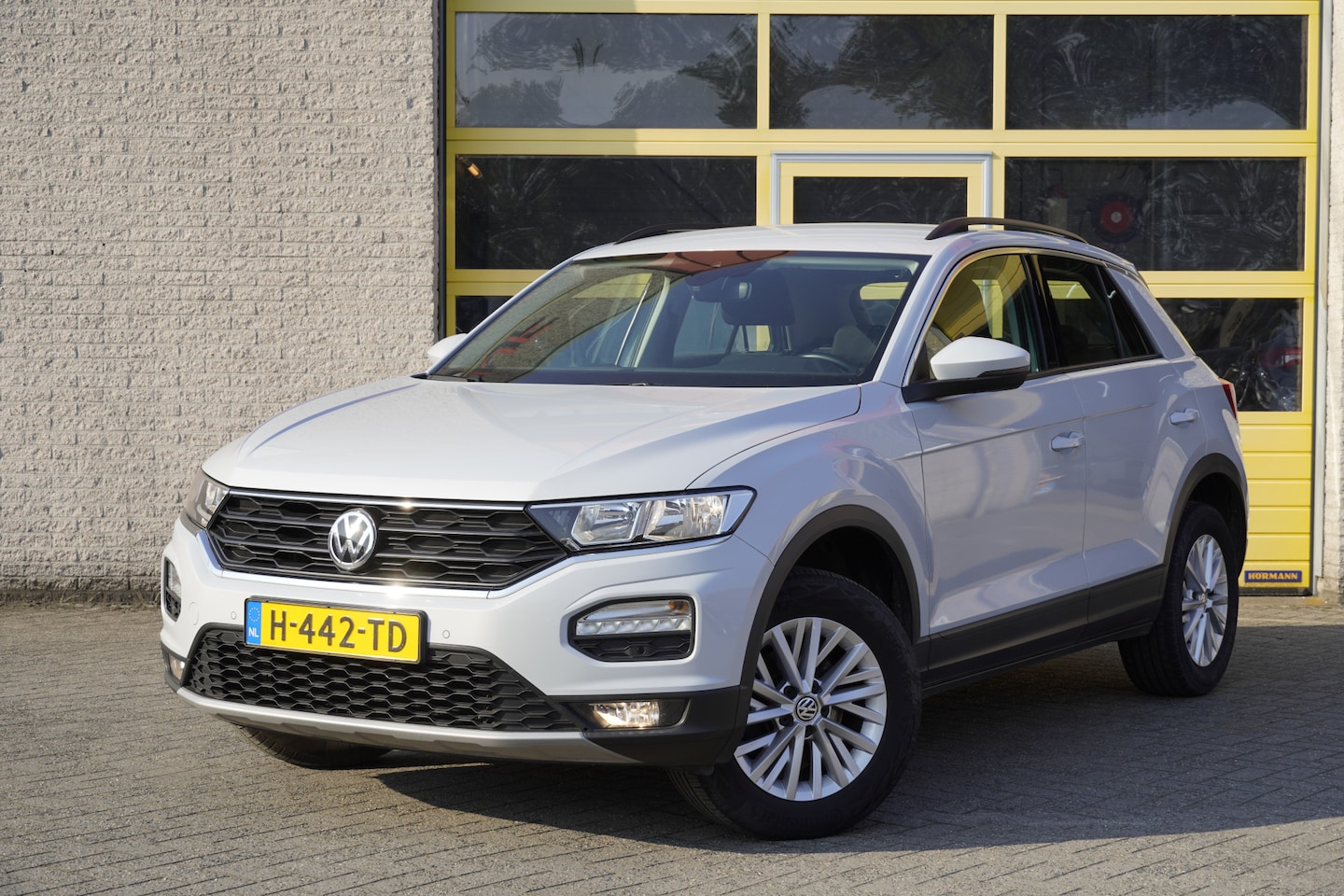 Volkswagen T-Roc - 1.5 TSI 150PK! Automaat Style BJ2020 Lmv 16" | Led | Pdc | Navi | Trekhaak | Airco | Cruis - AutoWereld.nl