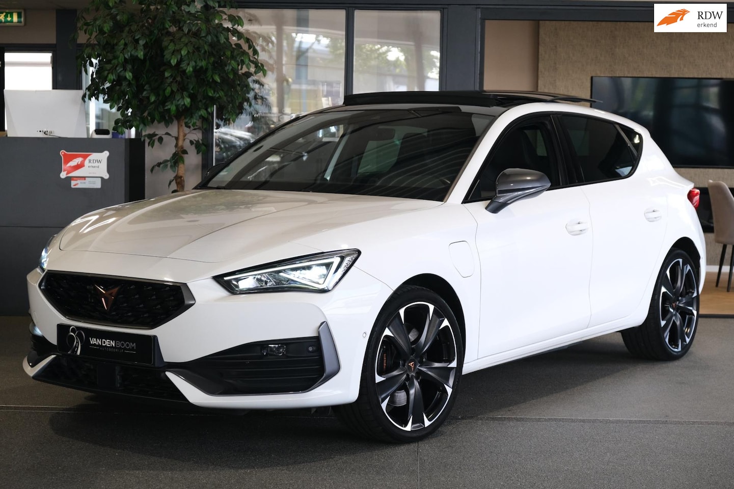 CUPRA Leon - 1.4 e-Hybrid VZ Performance 245PK Pano Cam Navi Led Pdc - AutoWereld.nl