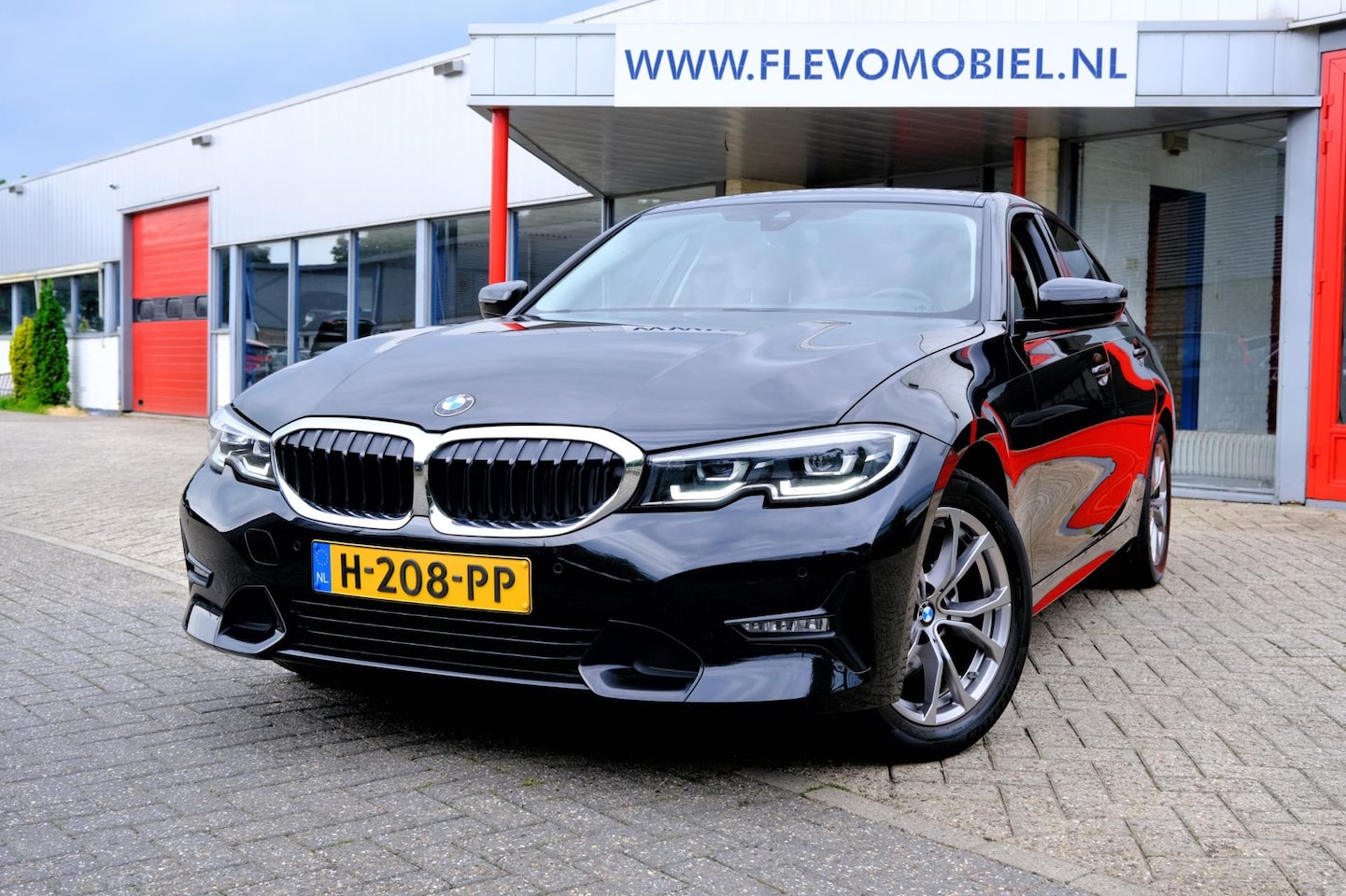 BMW 3-serie - 320i 184pk High Executive Edition Aut.Leder|1e Eig|Sportstoelen|LMV|HarmanKardon - AutoWereld.nl