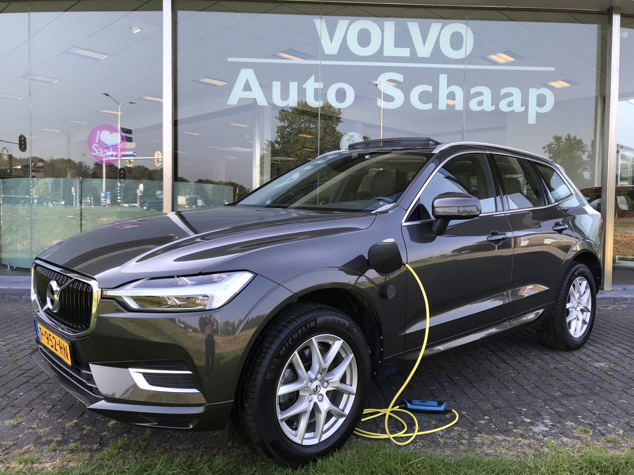 Volvo XC60 - 2.0 T8 Twin Engine AWD Momentum Automaat | Rijklaar incl garantie | Panoramadak Volvo on C - AutoWereld.nl