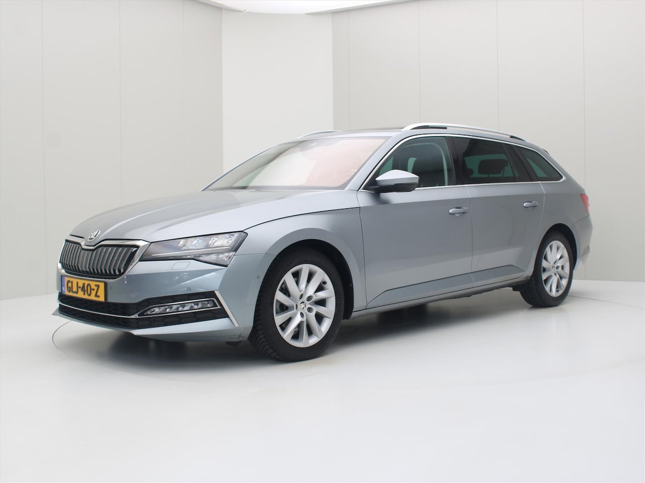 Skoda Superb Combi - 1.4 TSI iV 218pk DSG6 Style Pack [ TREKHAAK+PANO+CANTON+LED+LEDER+CARPLAY+STOELVERWARMING - AutoWereld.nl