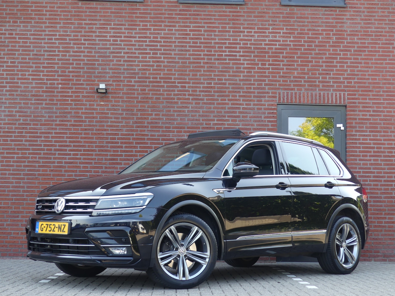 Volkswagen Tiguan - 2.0 TSI 4Motion R-Line / Trekhaak / Panodak - AutoWereld.nl