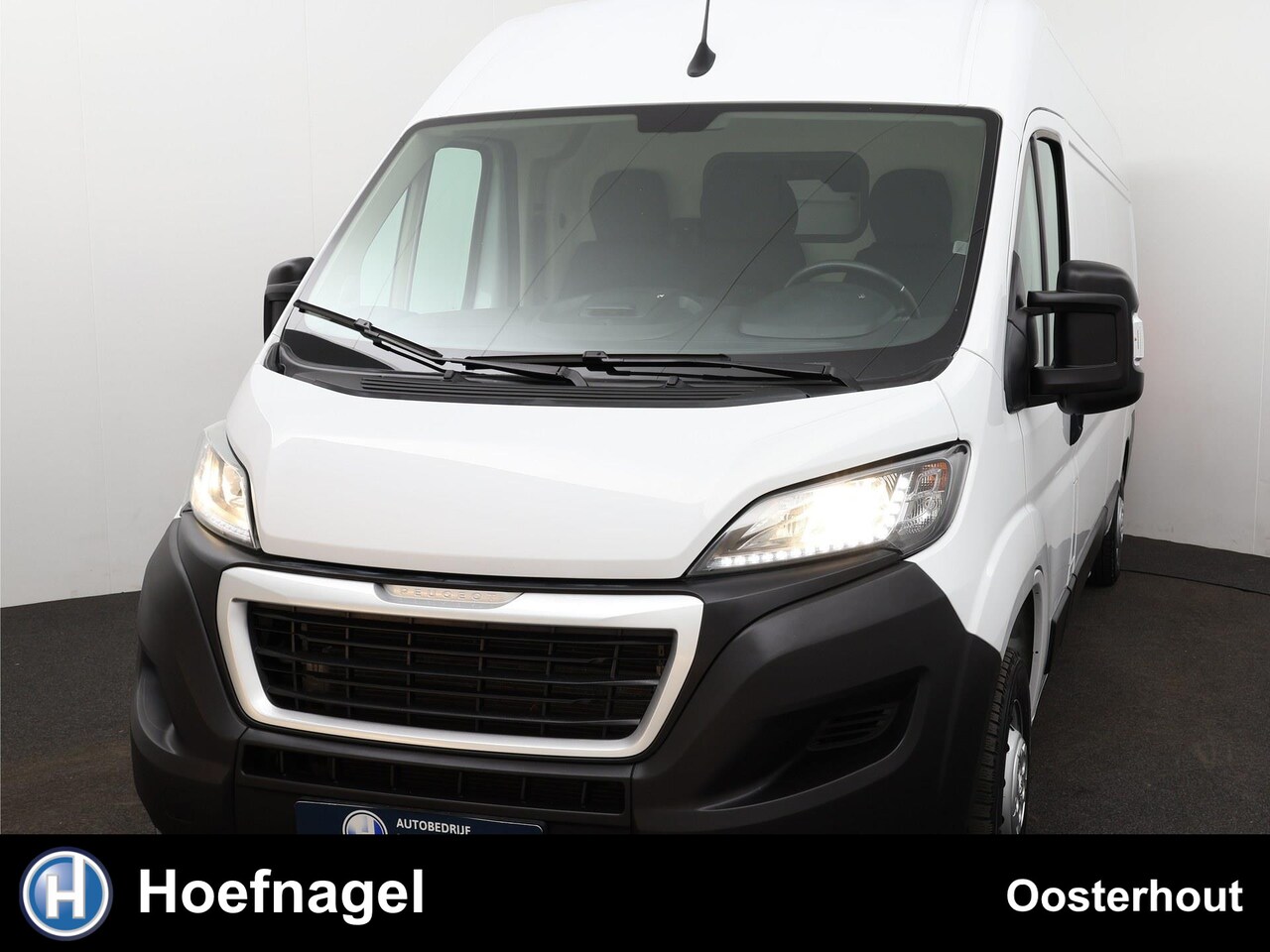 Peugeot Boxer - 435 2.2 BlueHDi 140 L3H2 Zwaar Asphalt | Cruise control | Camera | Airco - AutoWereld.nl