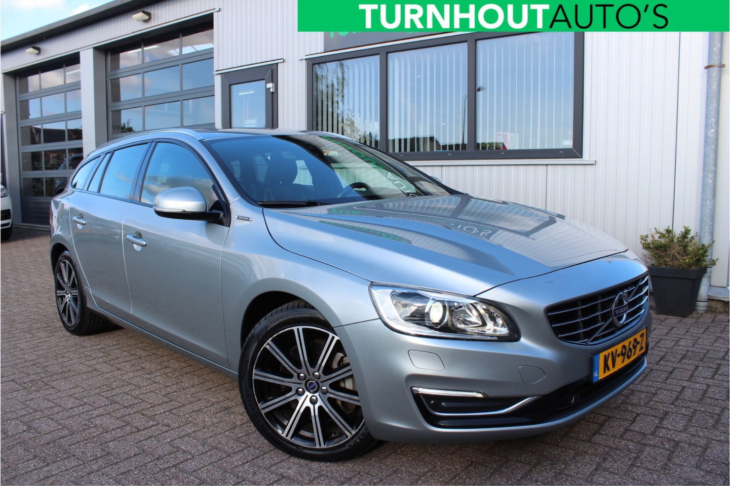 Volvo V60 - 2.4 D5 Twin Engine Special Edition Schuifdak | Camera | Leder - AutoWereld.nl