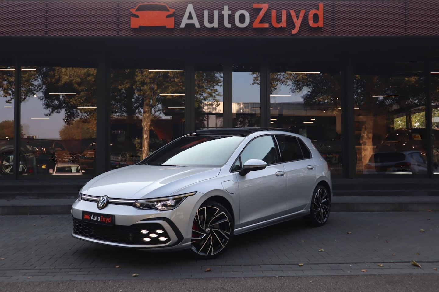 Volkswagen Golf - 1.4 eHybrid GTE / Pano / Leder / 19"LMV / LED - AutoWereld.nl