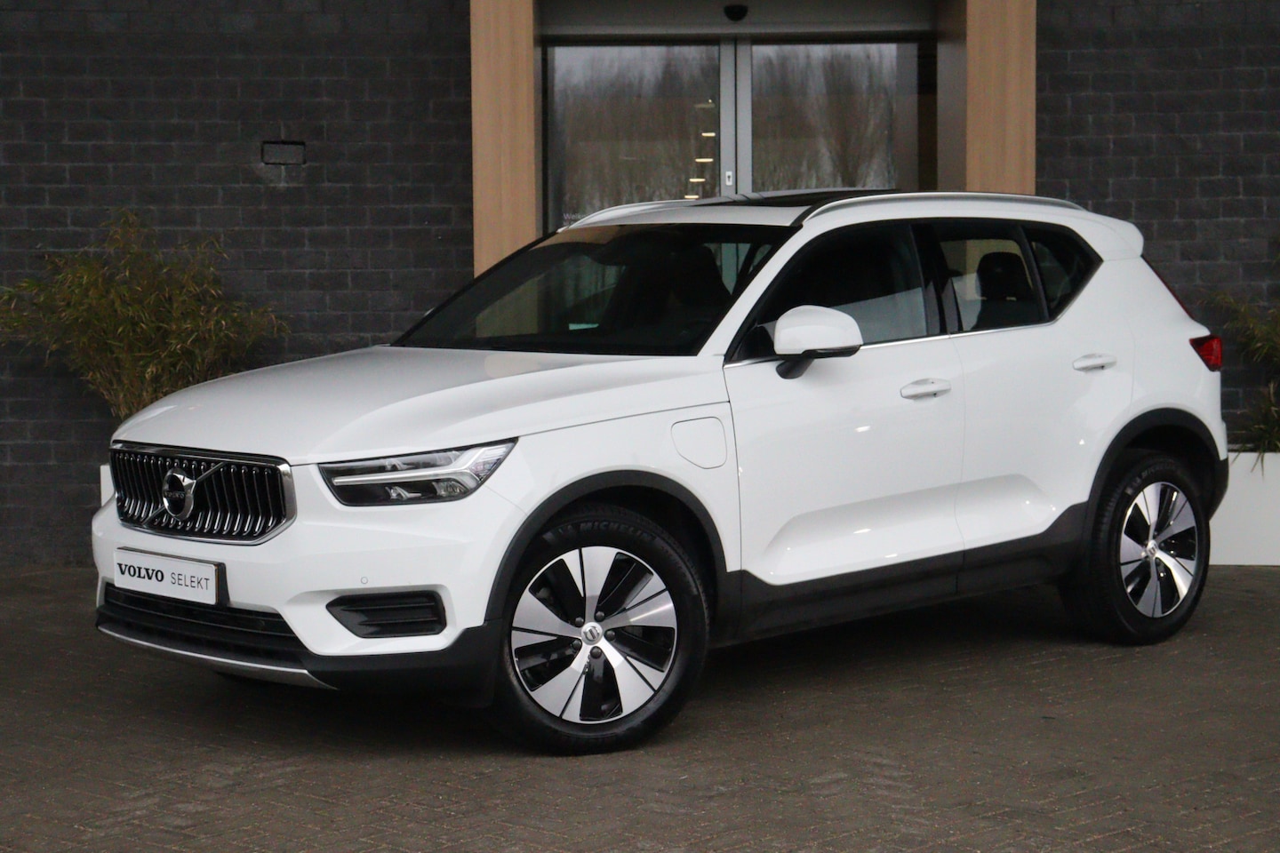 Volvo XC40 - T4 Recharge Inscription | Schuifdak | Parkeercamera | Keyless Drive | Parkeersensoren voor - AutoWereld.nl