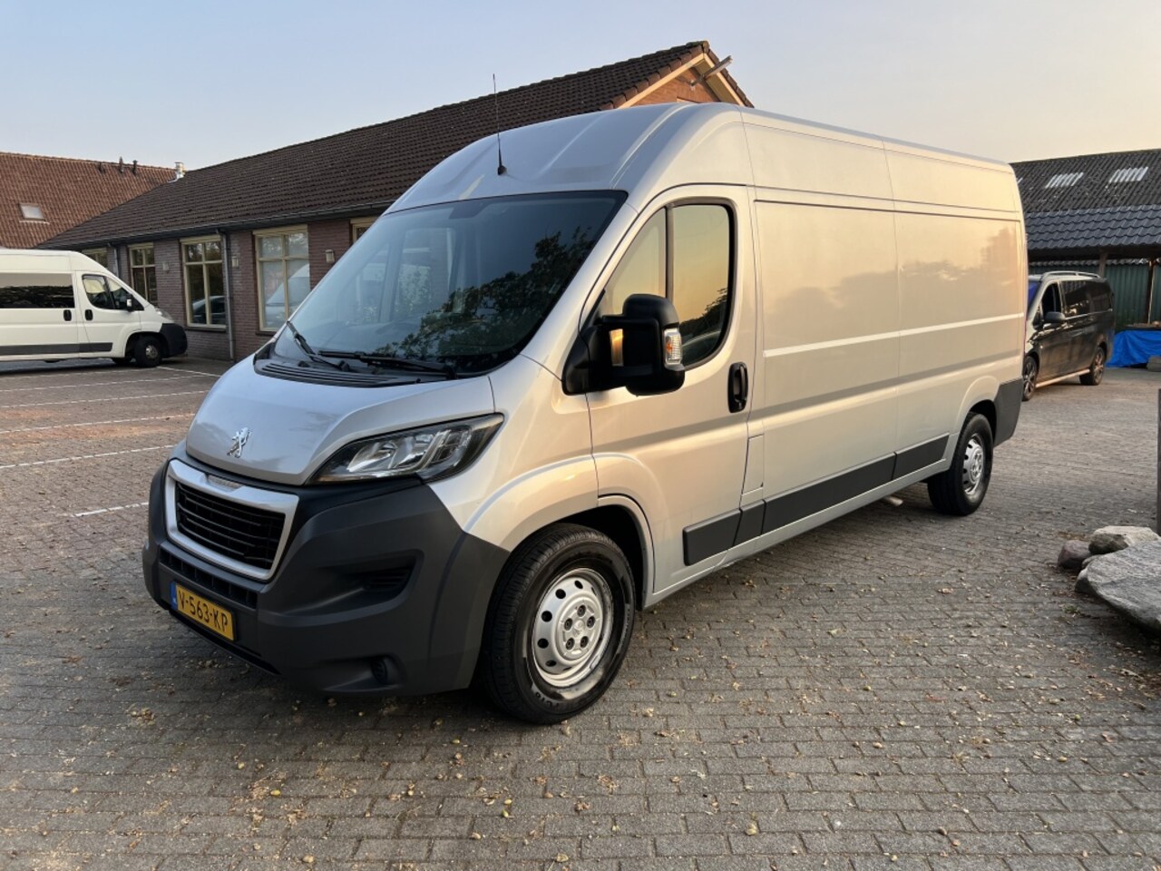 Peugeot Boxer - 435 2.0 HDI L3H2 Pro - AutoWereld.nl