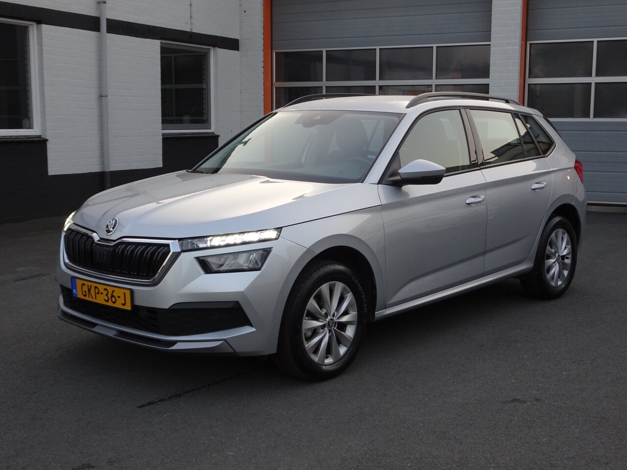 Skoda Kamiq - 1.0 TSI Active Automatische airco, cruise controle, navigatie, parkeersensoren voor en ach - AutoWereld.nl