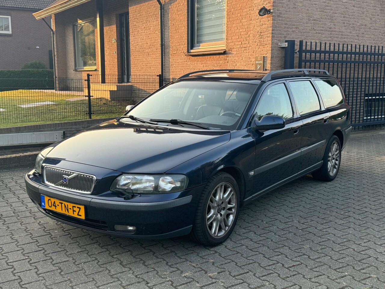 Volvo V70 - 2.4 T Geartr. C.L. Aut|Leder|Trek|7 Persoon - AutoWereld.nl