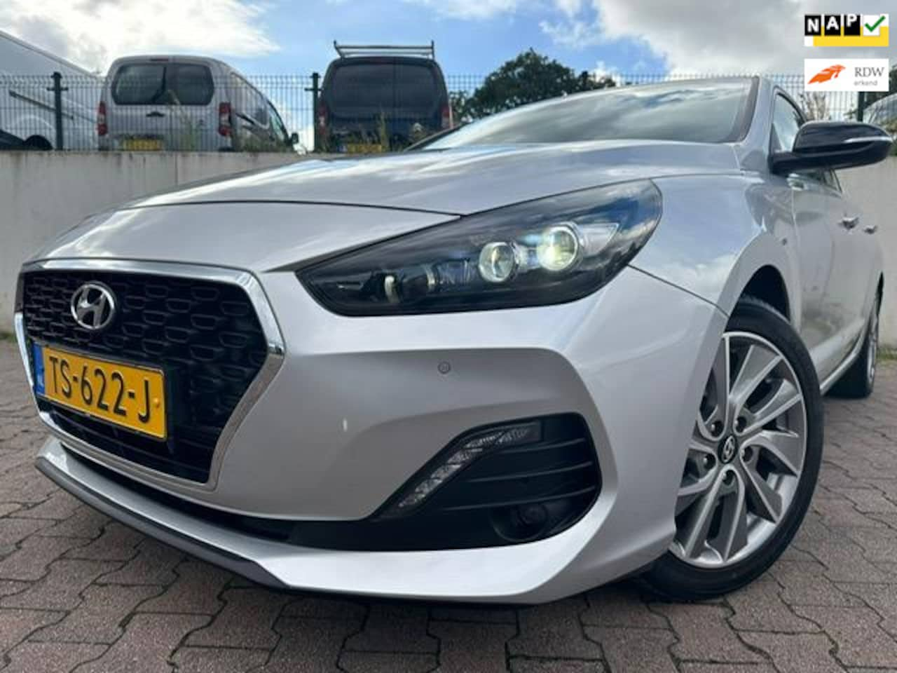 Hyundai i30 Fastback - 1.0 T-GDI Premium/CARPLAY/CRUISE/PDC/CLIMA/CAMERA/TREKHAAK/NAP/ - AutoWereld.nl