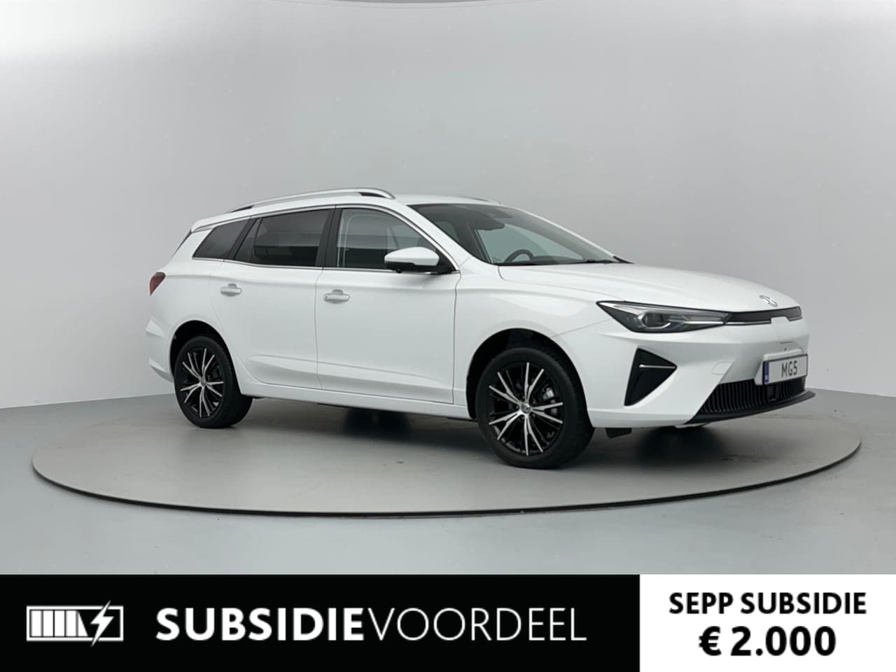 MG 5 - Standard Range Luxury 50 kWh NIEUW | Platinum Deal | €3.695,- Korting | Subsidie €2.000 | - AutoWereld.nl