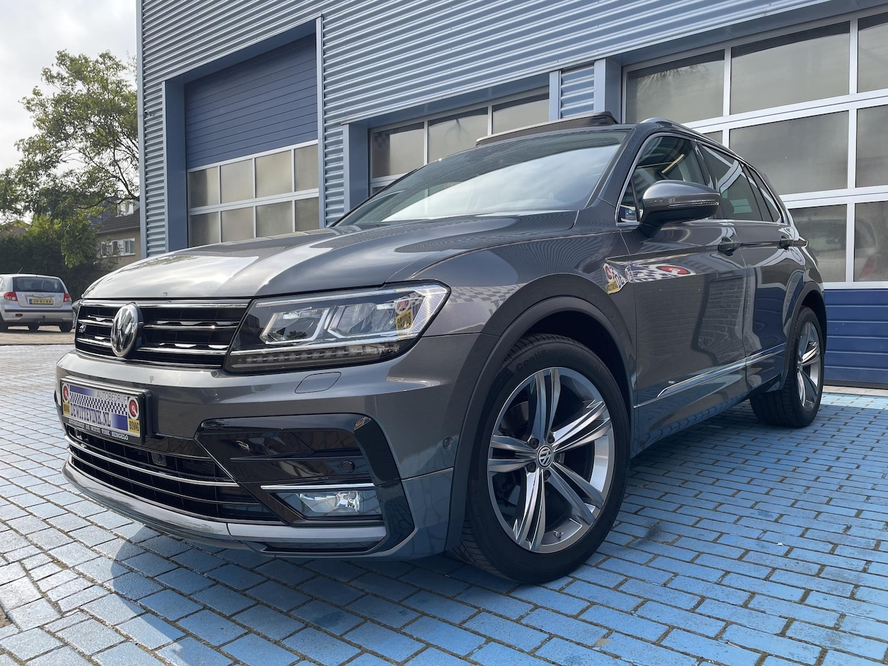 Volkswagen Tiguan - 1.5 TSI R-Line ADAP CRUISE STOELVERW. PANO TREKH. - AutoWereld.nl