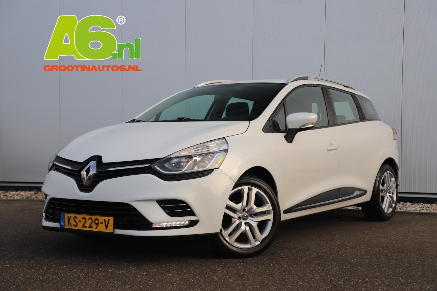 Renault Clio Estate - 0.9 TCe Zen Facelift! 90PK Navigatie Airco Cruise Parkeersensor Carplay Android LED - AutoWereld.nl