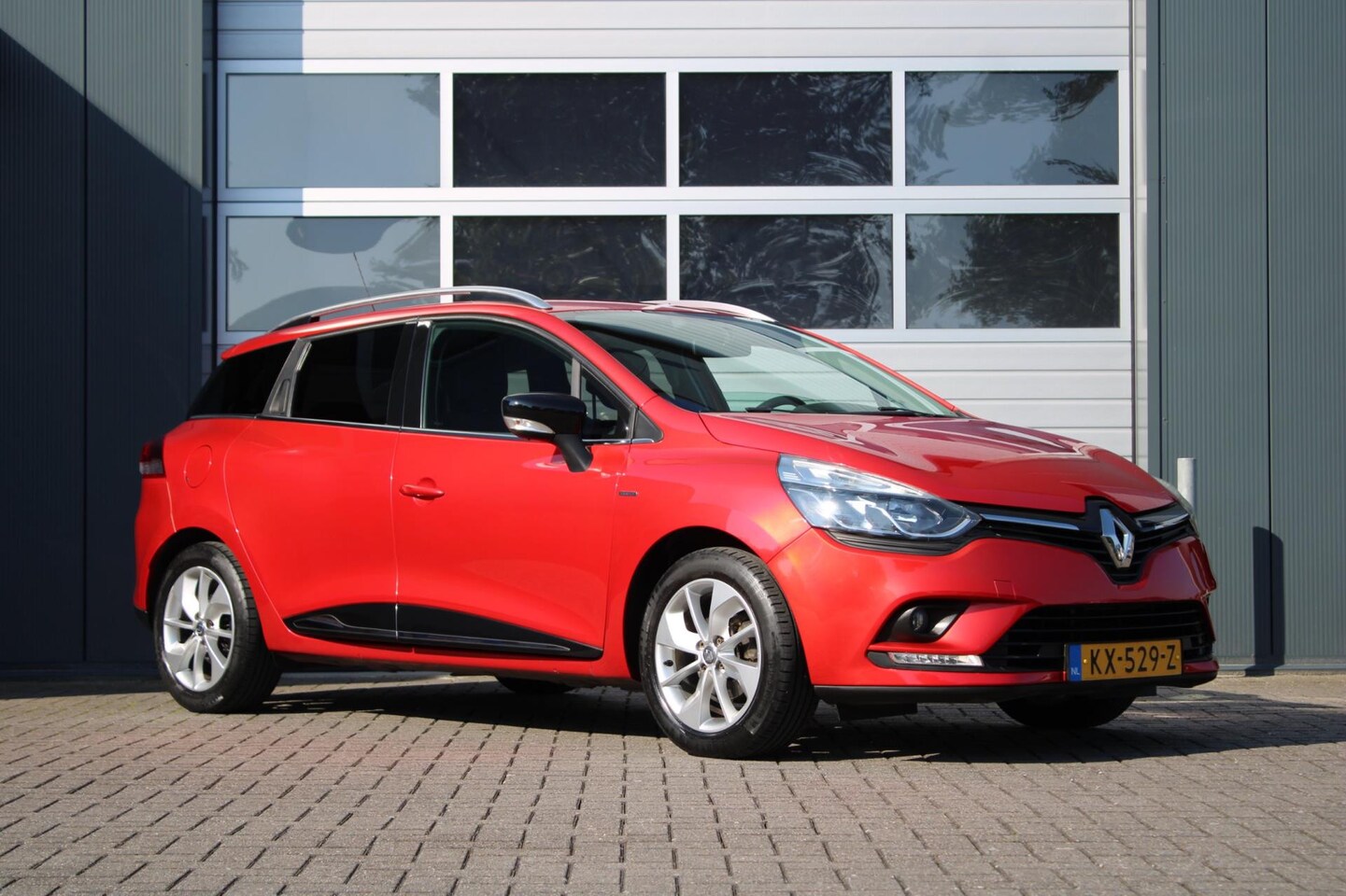 Renault Clio Estate - 0.9 TCe Limited Airco/Cruise/Navi/Parkeersensoren/Bluetooth/DABradio/16"LM.Velgen/1e.Eigen - AutoWereld.nl