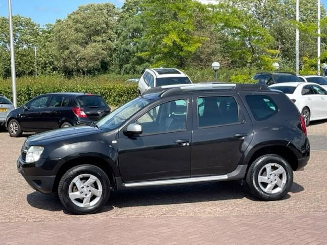 Dacia Duster - 1.6 Aniversare 2wd 1.6 Aniversare 2wd,bj.2012,kleur:zwart,airco,leder,sportvelgen,APK 07/2025 en NAP met 1932 - AutoWereld.nl