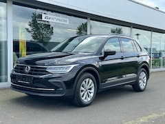 Volkswagen Tiguan - 1.5 TSI Life Business automaat wegklapbare trekhaak , adapt cruisecontrol , led , navigati