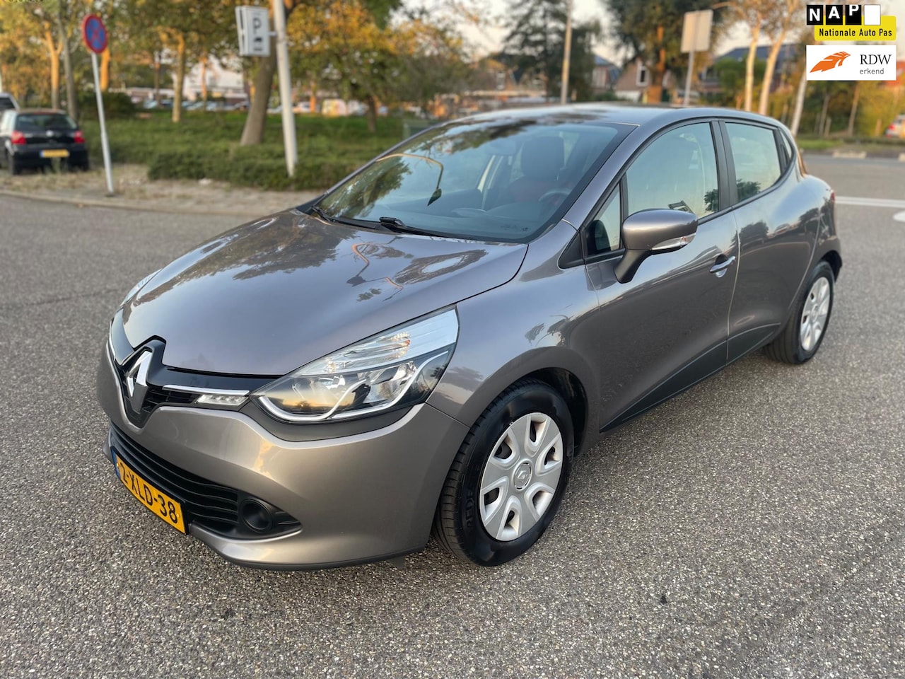 Renault Clio - 0.9 TCe Expression / navi / cruise.control / elek.ramen / deurvergrendeling / nap.... - AutoWereld.nl