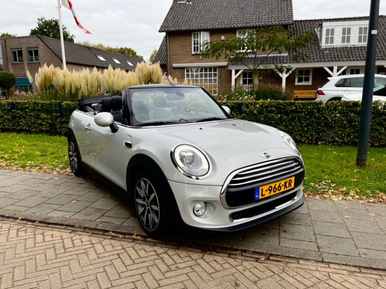 MINI Cabrio - Navigatie,Led koplampen,Volleder Int.,Stoelverwarming - AutoWereld.nl