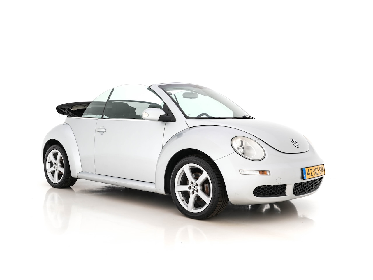 Volkswagen New Beetle Cabriolet - 1.6 Highline *AIRCO | CRUISE | PDC | AIRSCARF | COMFORT-SEATS | RADIO-CD | 17''ALU * - AutoWereld.nl