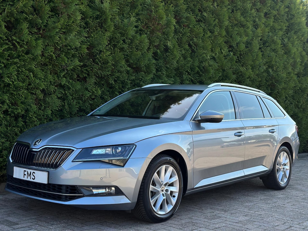 Skoda Superb Combi - 2.0 TSI 4x4 CarPlay Trekhaak Camera - AutoWereld.nl