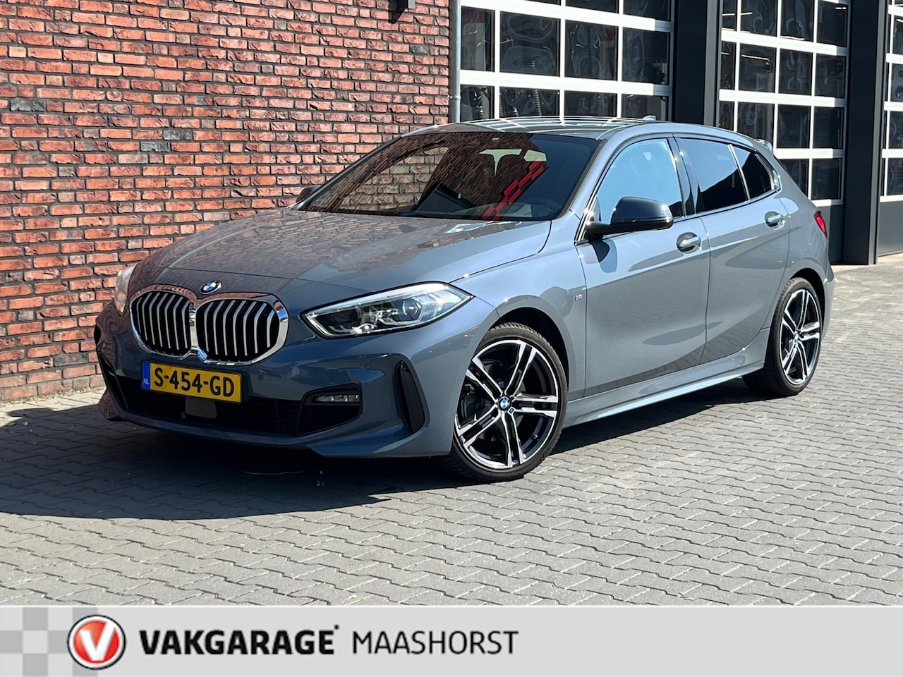 BMW 1-serie - 118i High Executive Automaat/Alcantara/ParkeerSensoren/LED/DAB/Clima/Airco/Cruise/AppConne - AutoWereld.nl