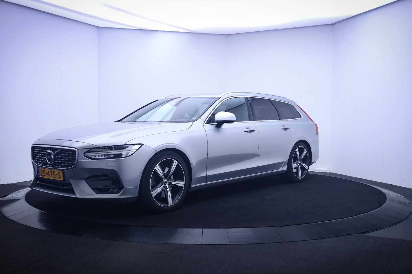 Volvo V90 - T5 255Pk Aut. R-Design FULL LED/DIGIDASH/ACC/MEMORY/NAVI/CARPLAY/CAMERA/ELEK TREKHAAK/DAB+ - AutoWereld.nl