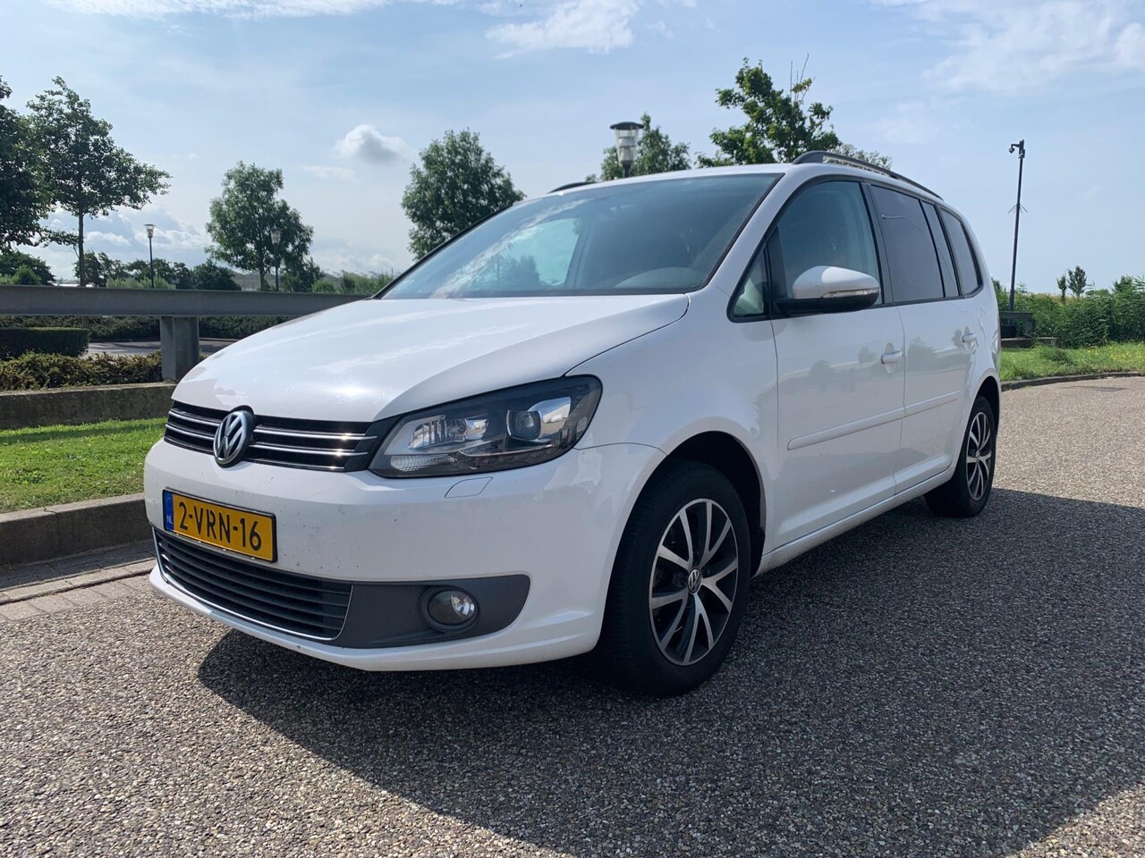 Volkswagen Touran - 2.0 TDI 140pk 6bak | APK | NAP | AIRCO | - AutoWereld.nl