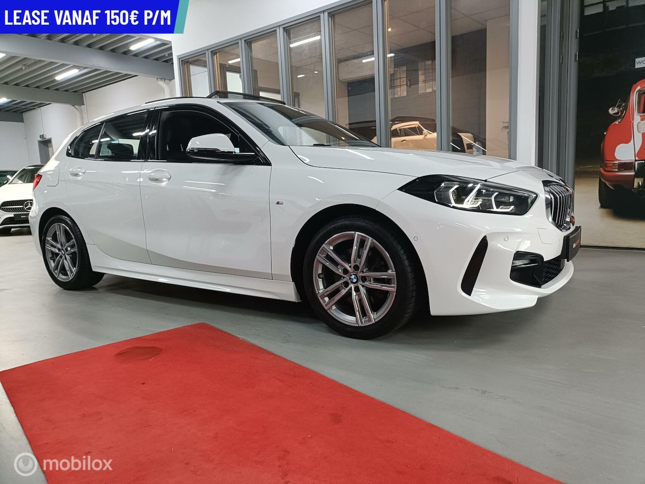 BMW 1-serie - 118i aut M PAKKET PANO NAVI LEER XENON LED BTW AUTO - AutoWereld.nl