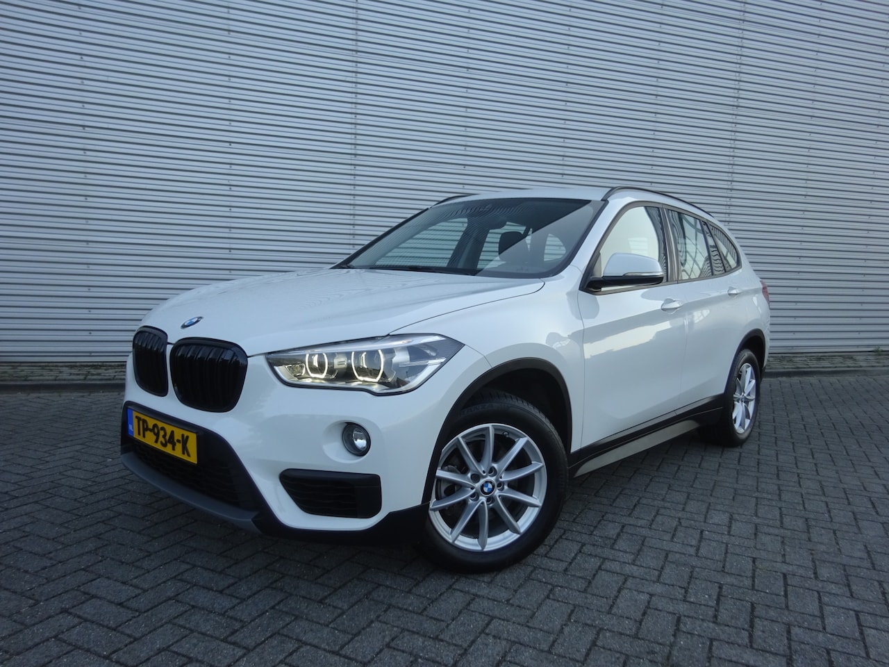 BMW X1 - sDrive18i Executive Automaat Climate / Navigatiesysteem / Parkeersensor / Lm velgen - AutoWereld.nl