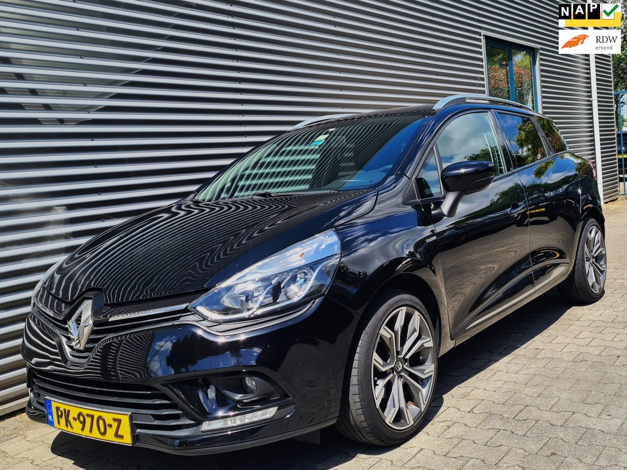 Renault Clio Estate - 0.9 TCe Limited 08-2017 Zwart Metallic - AutoWereld.nl