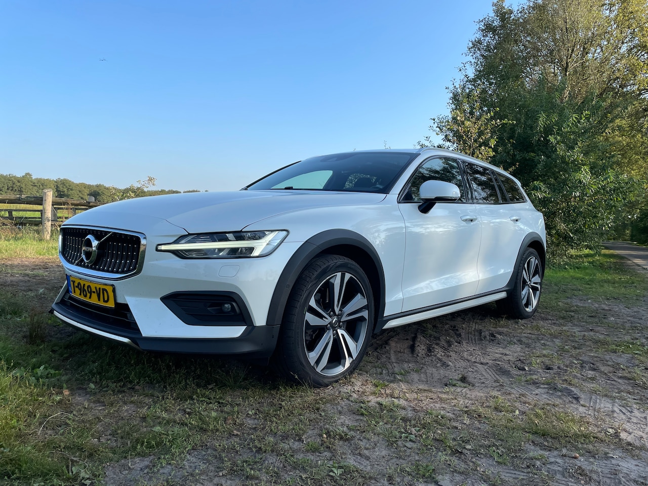 Volvo V60 Cross Country - 2.0 T5 AWD  Pro Dealeronderhouden | Full option - AutoWereld.nl