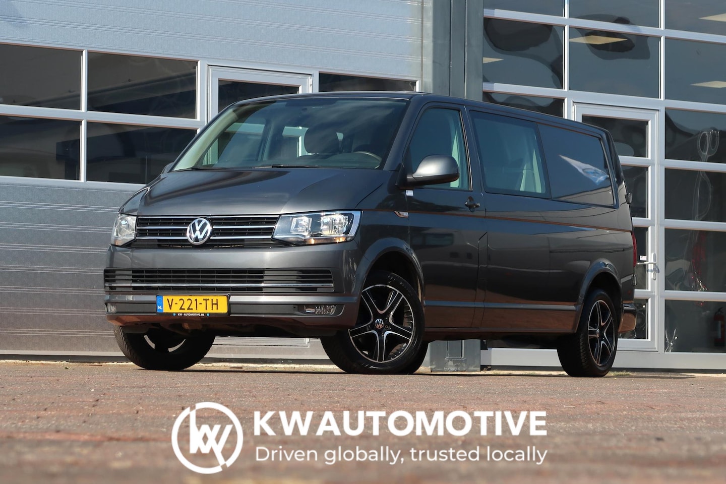 Volkswagen Transporter - 2.0 TDI L2H1 DC AIRCO/ CRUISE/ TREKHAAK - AutoWereld.nl